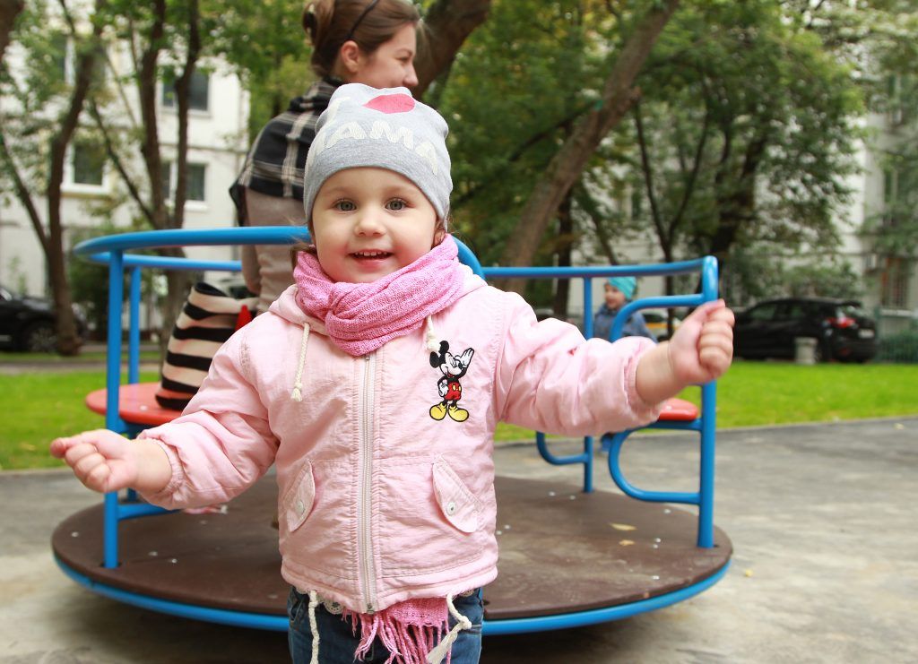 Более 300 детских площадок подарят юным москвичам до 2020 года
