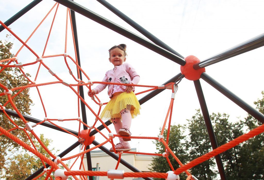 Сразу три детские площадки благоустроили в московском парке «Дубки»
