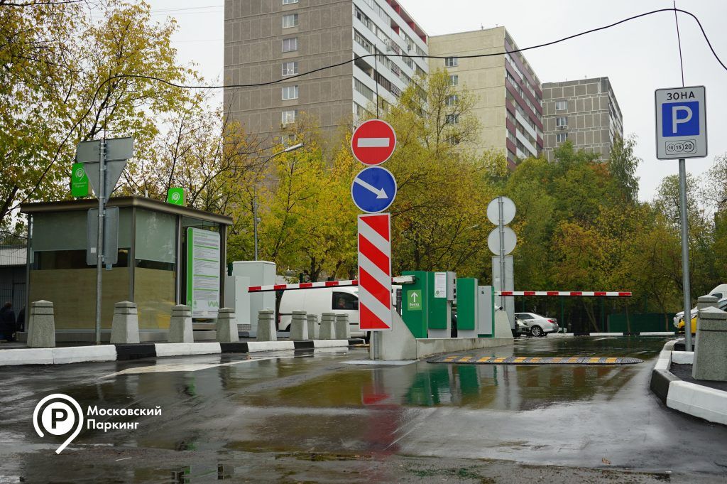 Более полутора тысяч автомобилистов Москвы оформили абонементы на парковки со шлагбаумами на октябрь