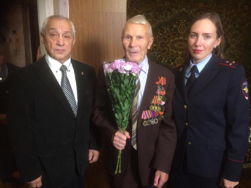 Сотрудники УВД по ЦАО поздравили ветерана Великой Отечественной войны