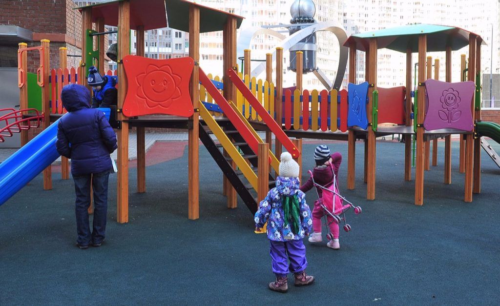 Специалисты приведут в порядок детскую площадку в районе Хамовники