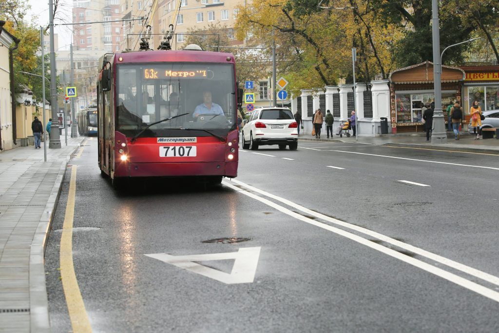 Новые выделенные полосы помогут пассажирам быстрее добираться до дома — так же, как по выделенке на Таганской улице. Фото: Агентство городских новостей Москва