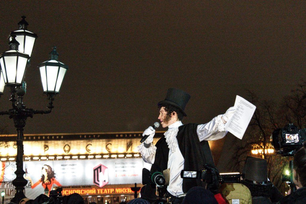 Юный Александр Пушкин (артист московского театра) прочитал стихотворение поэта на Пушкинской площади. Фото: Алена Наумова