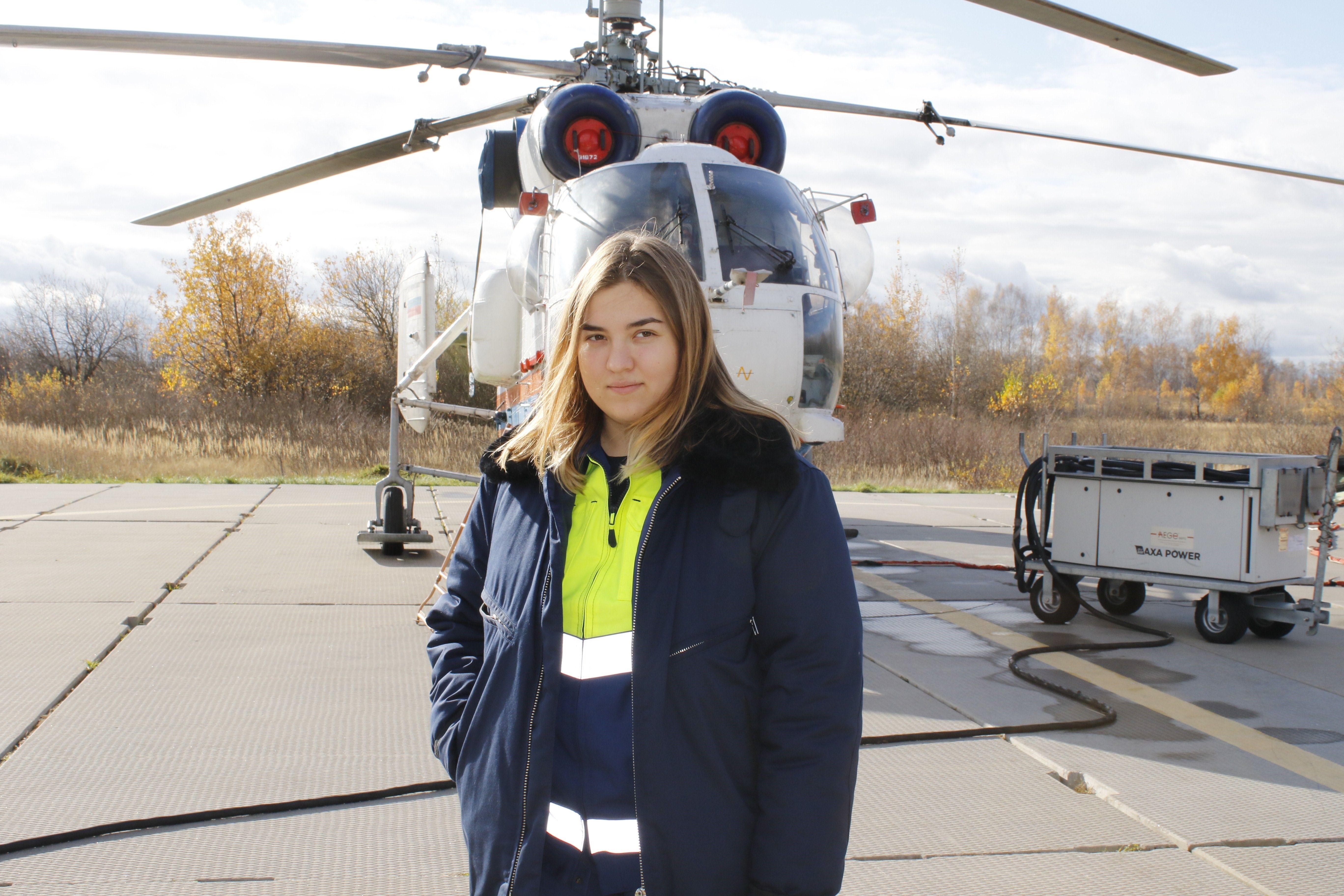 Девушка техник. Вдовина Анна Горно Алтайск. Камилла Ялалова пилот гражданской авиации. Профессия Авиатехник. Женщина Авиатехник.