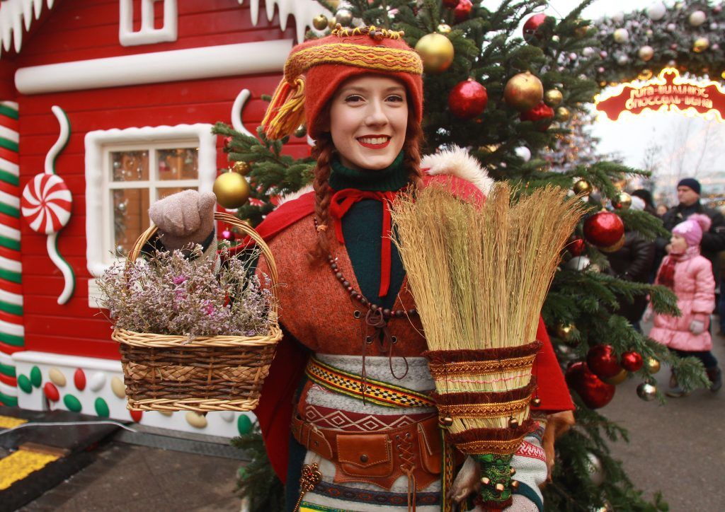 Теона Бабунашвили представляет на фестивале Прибалтику и ее сувениры. Фото: Наталия Нечаева, «Вечерняя Москва»