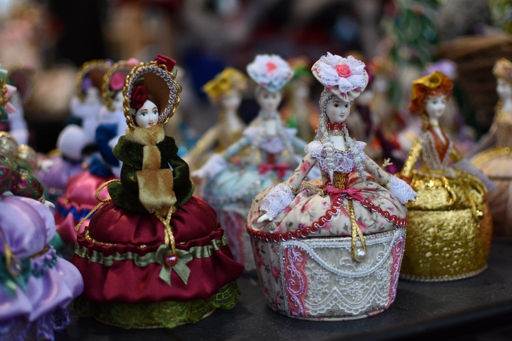 . На Площади Революции можно приобрести подарки на любой вкус: сувенирные пряники — и наши, и европейские, или куклы-шкатулки. Фото: Анастасия Попова