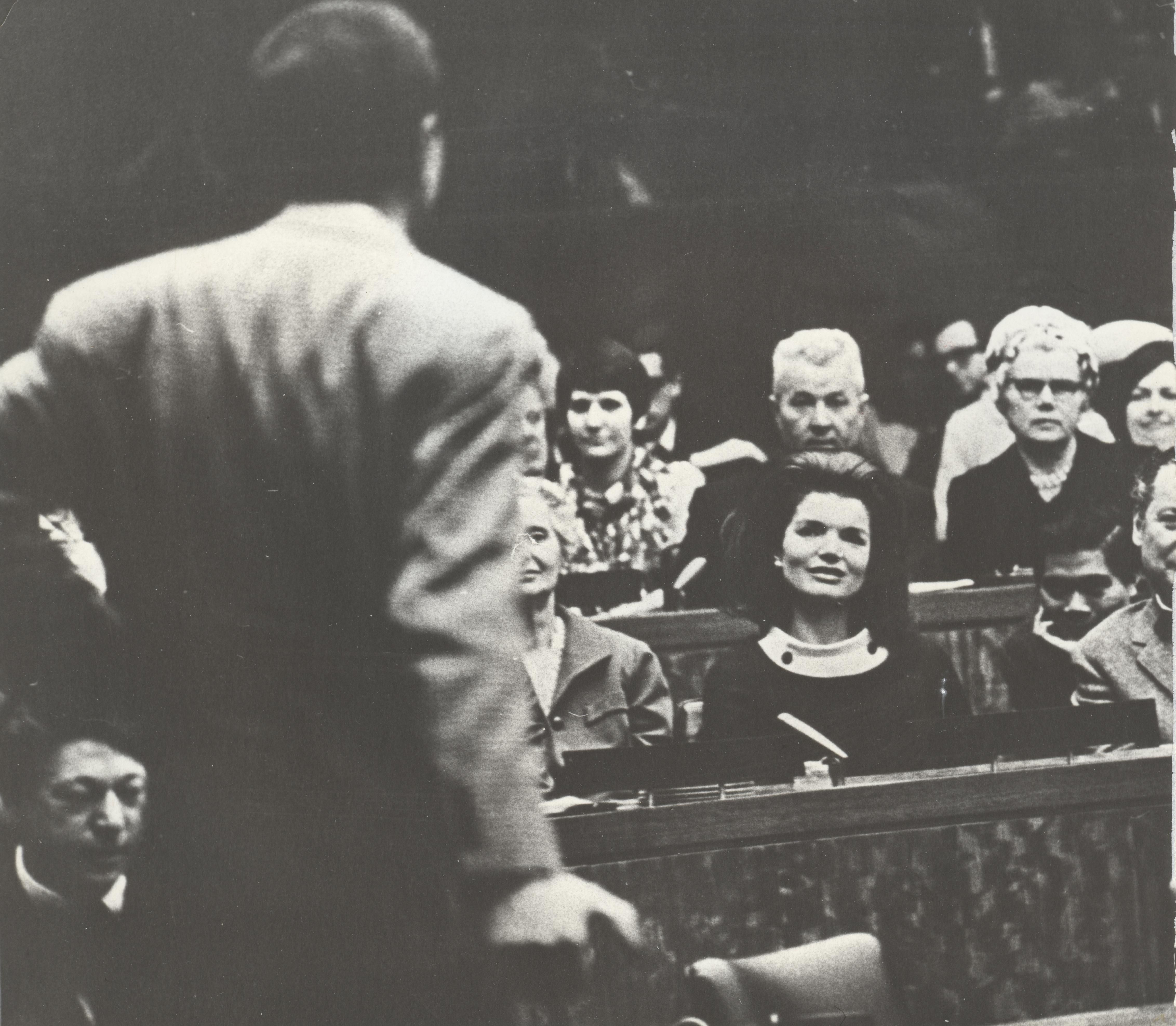 1967 год. Андрей Вознесенский (на фото спиной) выступает в ООН с чтением стихов. Жаклин — в первом ряду. Фото: пресс-служба Центра Андрея Вознесенского