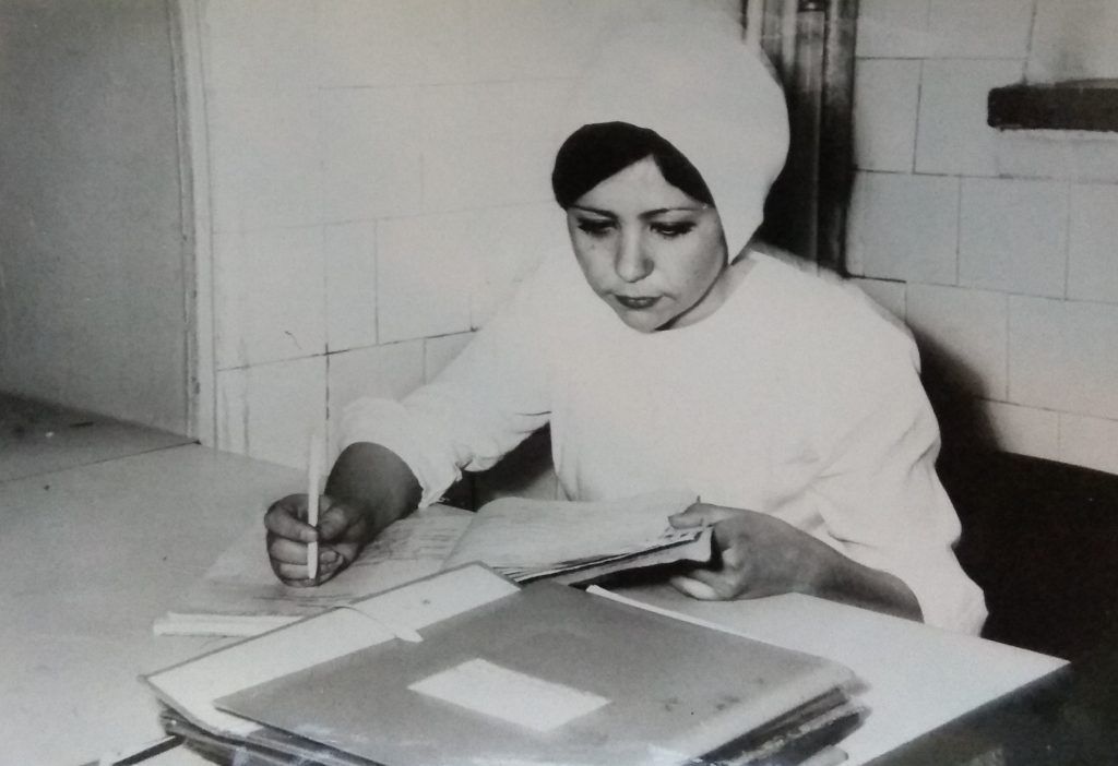 1975 год. По словам Надежды Николаевны, ухаживать за пациентами было непросто, но она любила помогать людям. Фото из личного архива