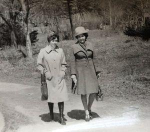 1974 год. Сахалин. Галина Рязанова (слева) на прогулке вместе с подругой Лидией Котовой. Фото из личного архива