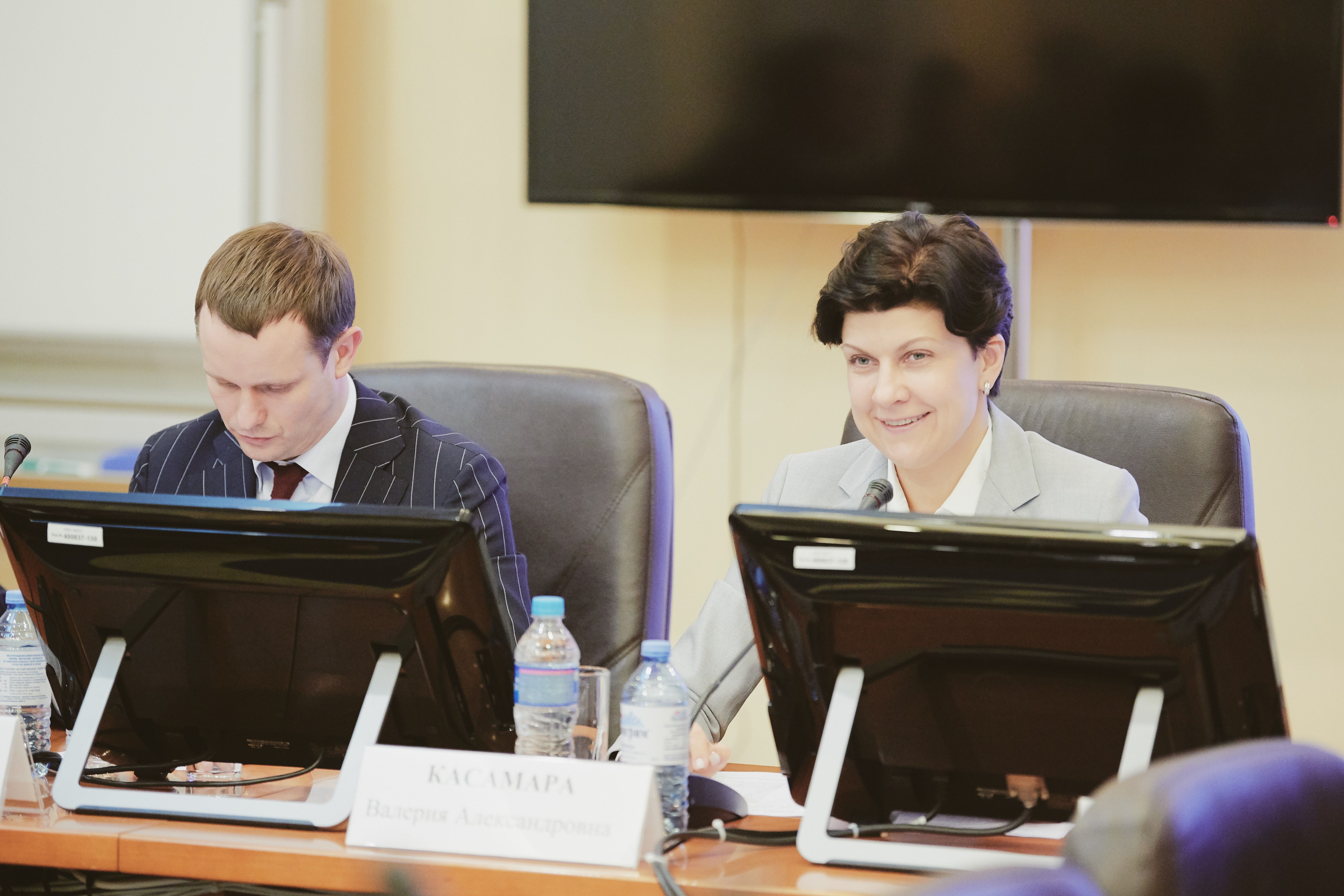 Ноябрь 2019 года. Александр Адайкин и Валерия Касамара на дискуссионной площадке. Фото: пресс-служба ВШЭ