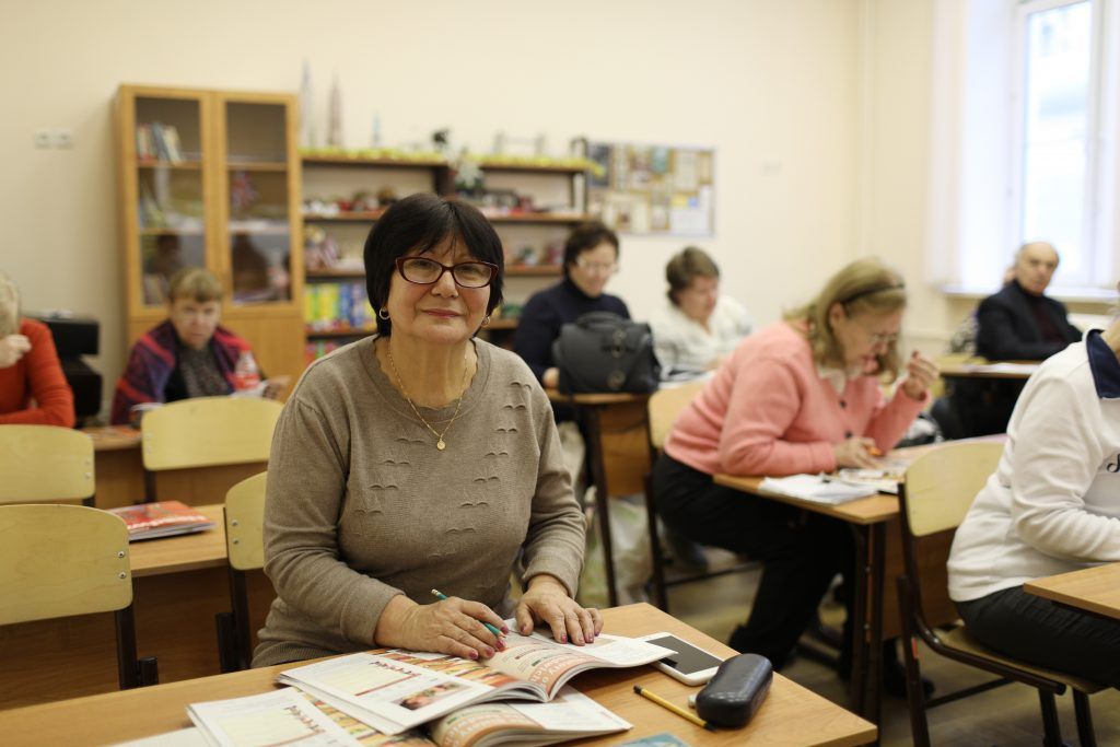 Старшее поколение изучает английский язык для общения за границей