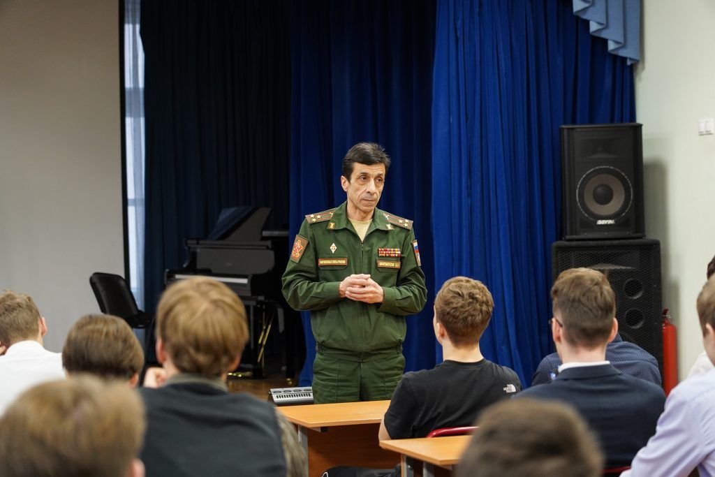 Представители Министерства обороны России встретились с учениками школы имени Дмитрия Карбышева