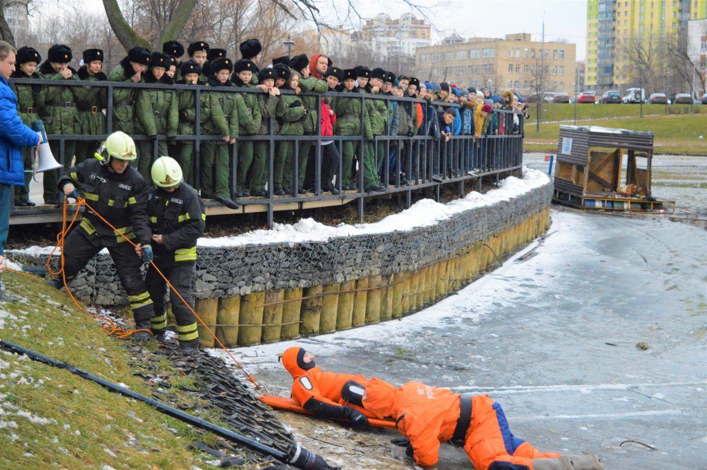 Спасатели провели необычное мероприятие на Калитниковском пруду для столичных школьников