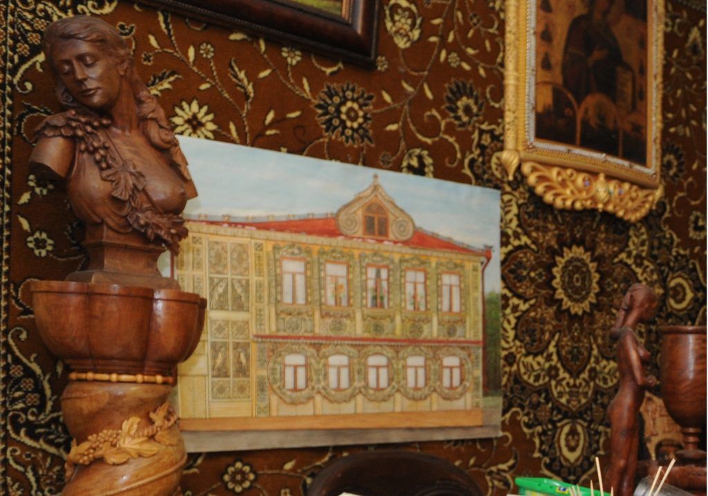 Мастерскую Афанасьева украшают картины и верезанные из дерева фигуры. Фото: Игорь Генералов