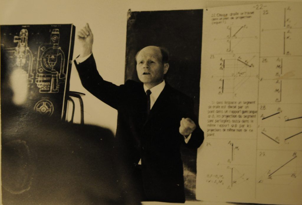1970 год. Александр Афанасьев ведет лекцию в институте Алжира. Фото из личного архива