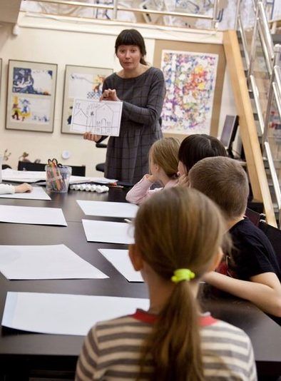 Екатерина Лаврентьева ведет мастер-класс для детей. Фото из личного архива