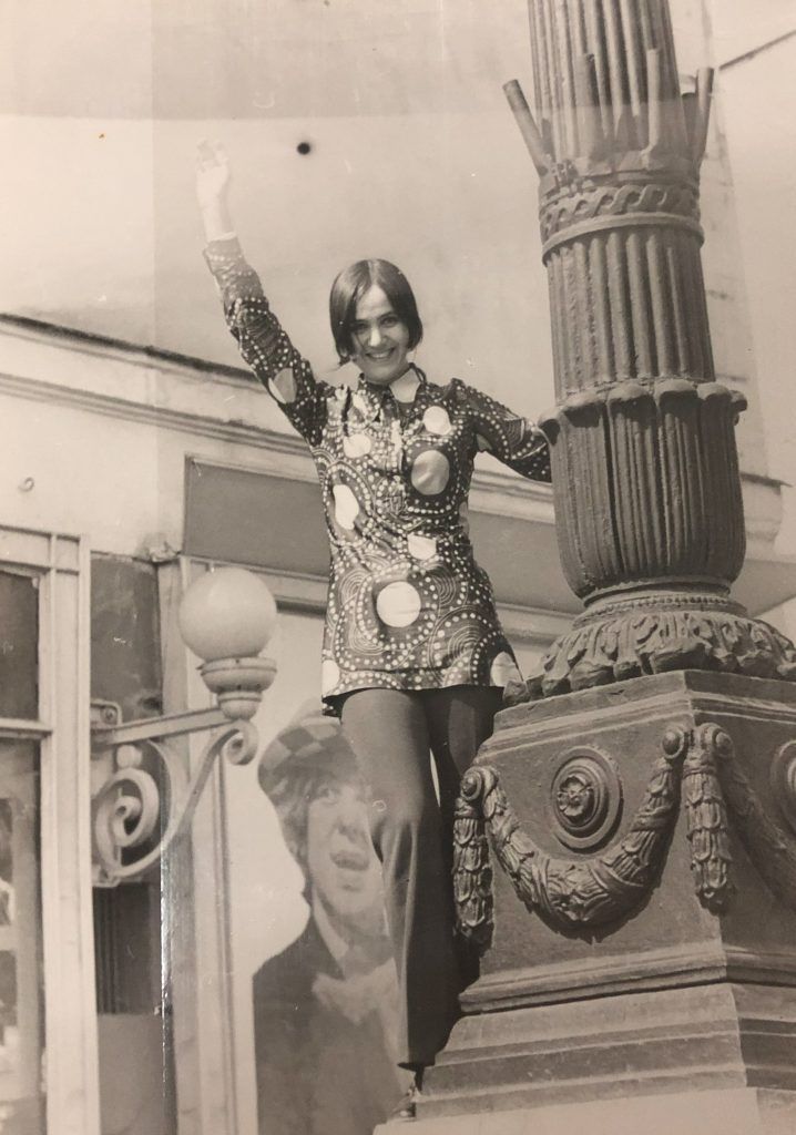 1959 год. Роза Позднеева перед зданием цирка на Цветном бульваре. Фото из личного архива
