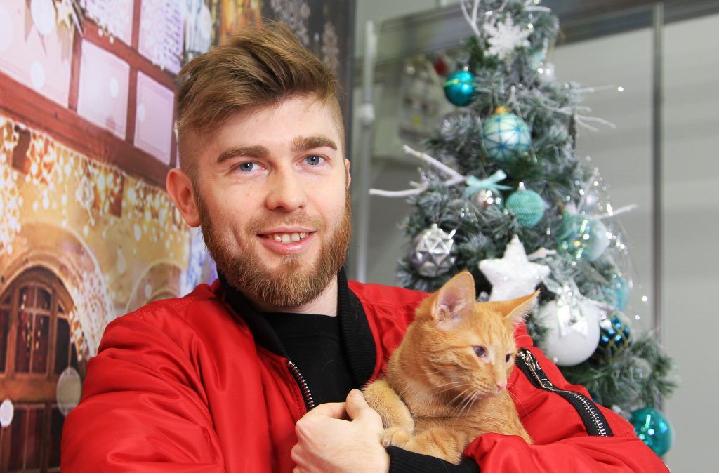 Виталий Машков был очарован кошкой Ноябриной. Фото: Наталия Нечаева, «Вечерняя Москва»