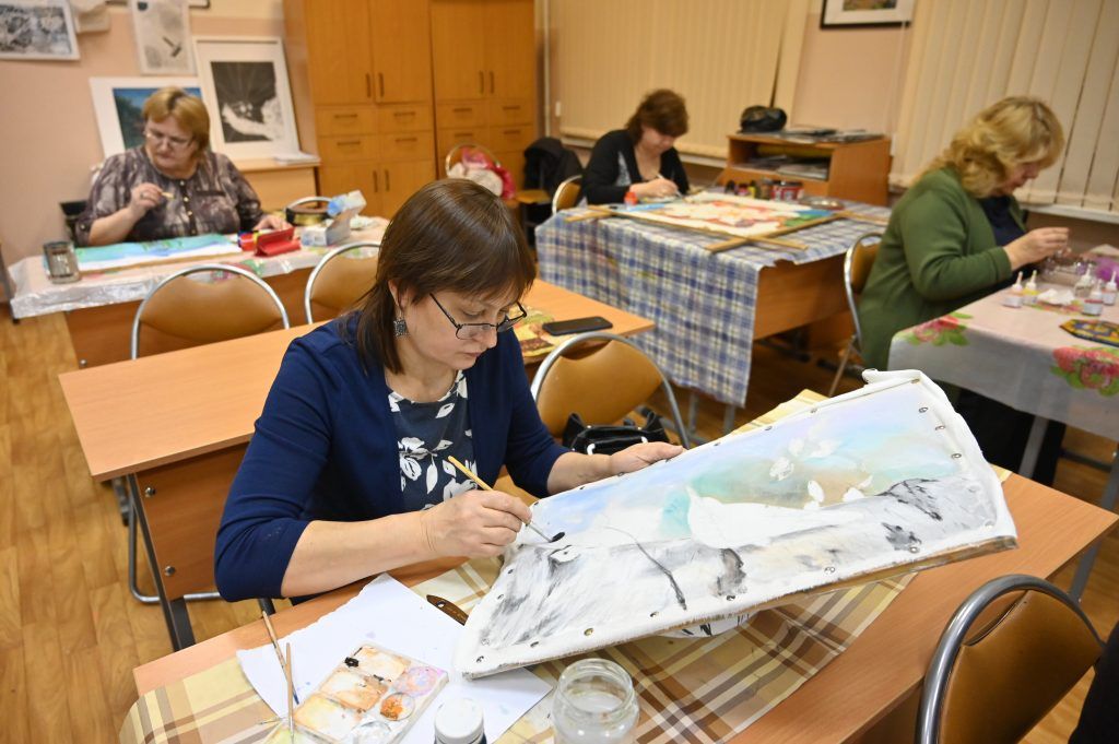 Участники «Московского долголетия» научились росписи по ткани