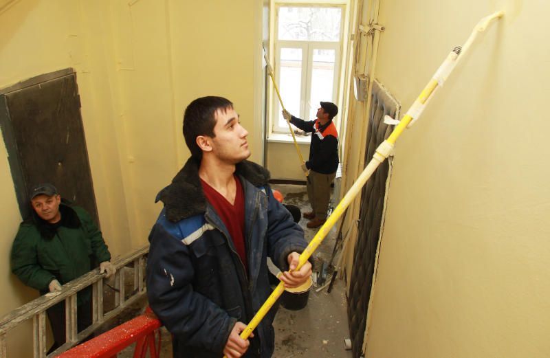 Сотрудники «Жилищника» провели ремонт 50 подъездов в Красносельском районе