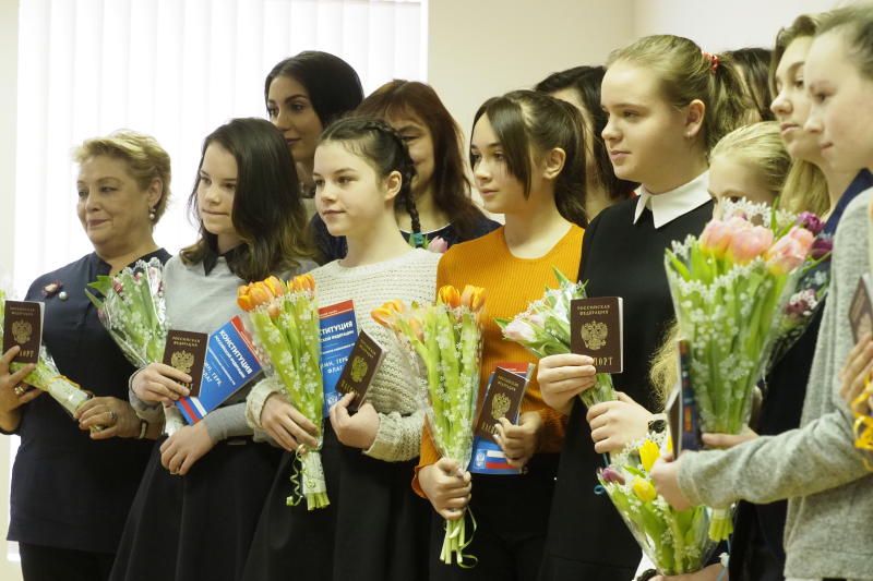Юные москвичи смогут получить первые паспорта в торжественной обстановке
