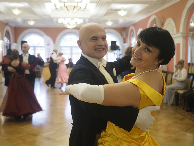 Танцевальный конкурс и новогодний бал проведут для участников «Московского долголетия»