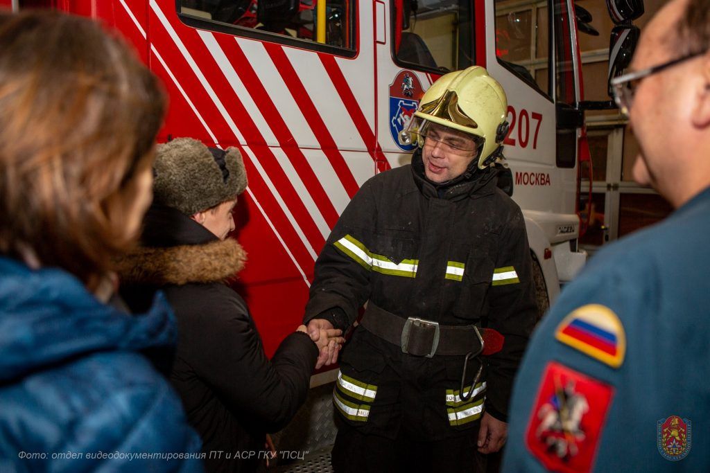 Московские пожарные исполняют детские мечты