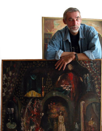 Владимир Богачев показывает одну из своих картин, посвященных театру. Фото из личного архива
