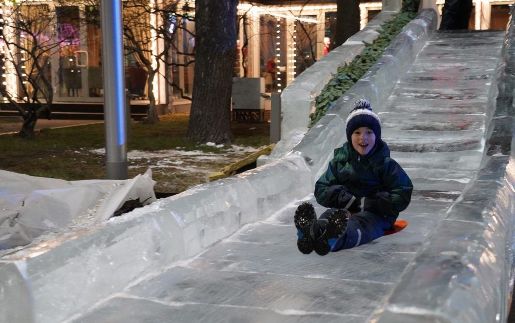 Ледяную горку для детей установили на «Зимнем празднике в Лужниках» . Фото: Денис Кондратьев