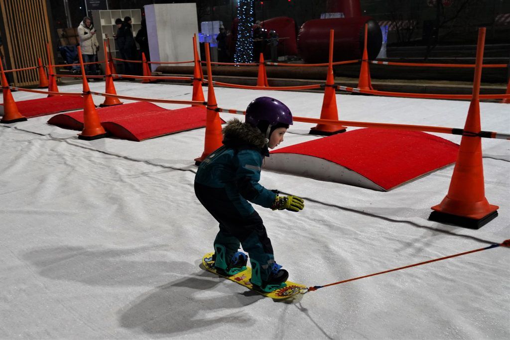 Детей научили кататься на сноубордах на «Зимнем празднике в Лужниках»