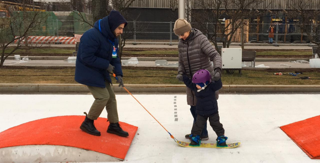 Юных гостей «Зимнего праздника в Лужниках» научили кататься на сноуборде