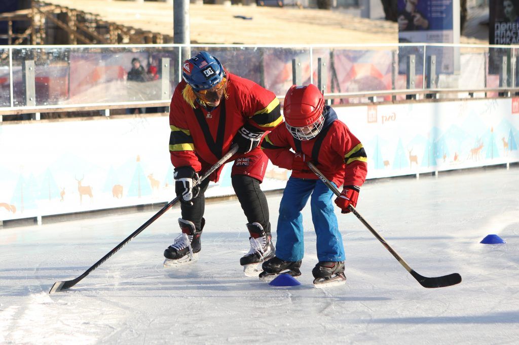 12 января 2020 года. Москвичи участвуют в занятиях по хоккею на льду. Фото: Агентство городских новостей «Москва»