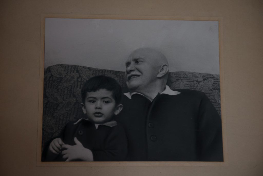 В 1948 году Александр Серафимович фотографировался с четырехлетним внуком Толей. Фото: личный архив