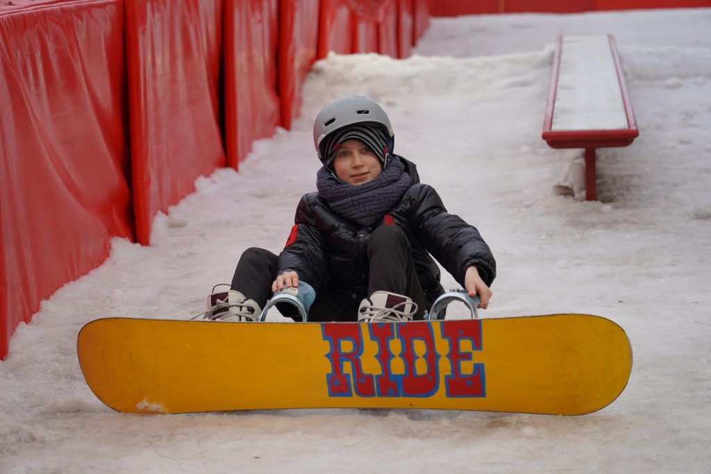 19 декабря 2019 года. Захар Филатов пришел на Новый Арбат, чтобы попробовать свои силы в сноуборде. Фото: Денис Кондратьев