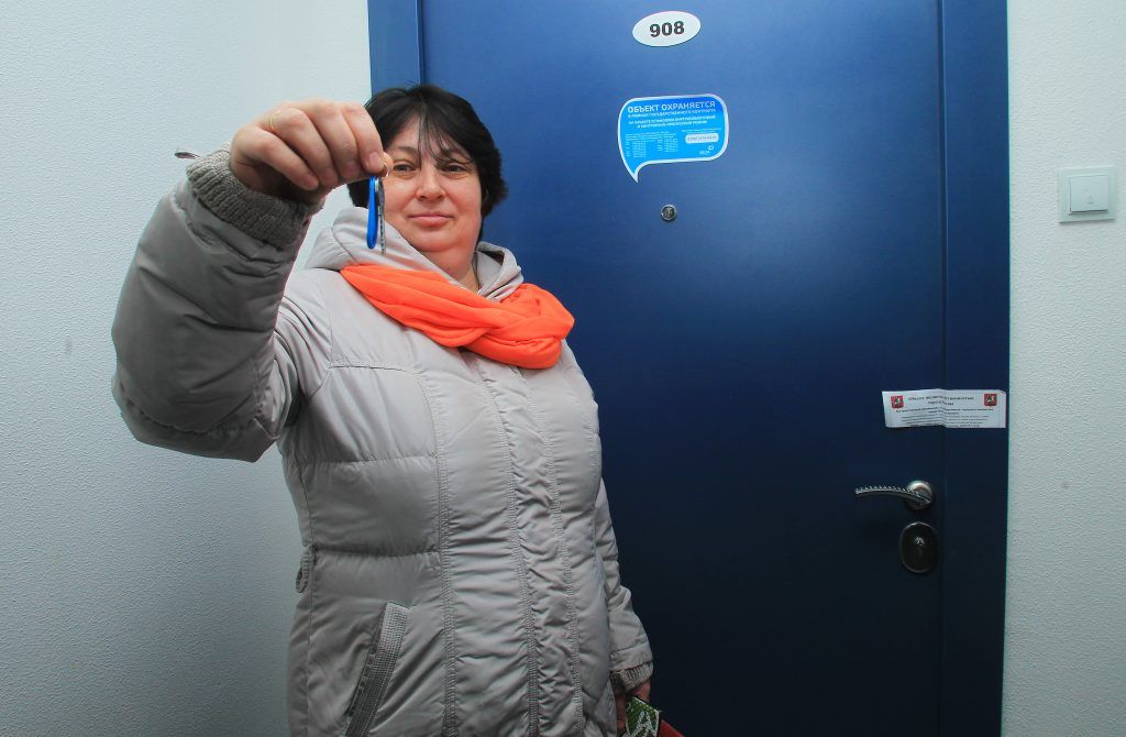 14 декабря 2019 года. Елена Кузьминкова с ключами от квартиры. Фото: Наталия Нечаева, «Вечерняя Москва»