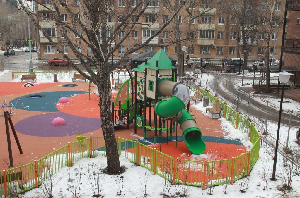 11 января 2020 года. Рядом с домом обустроили игровую площадку для детей. Фото: Наталия Нечаева, «Вечерняя Москва»