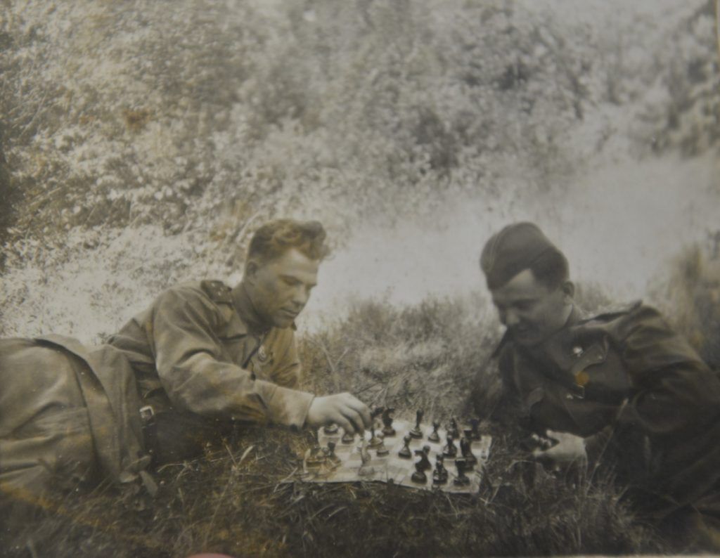 1943 год. Алексей играет в шахматы со своим штурманом Николаем Селиным. Фото из личного архива