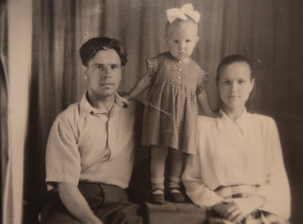 Он с дочкой Ириной и женой Марией. Фото: личный архив Серафима Калинина
