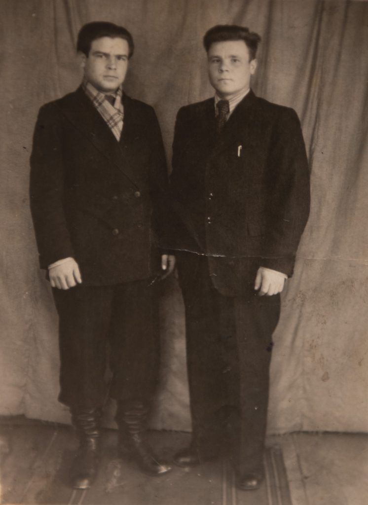 1952 год. Серафим с братом Евгением (слева направо). Фото: личный архив Серафима Калинина