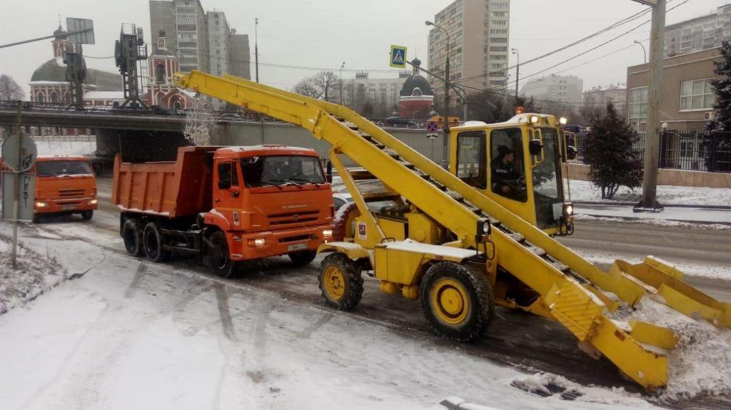 Свыше десяти тысяч коммунальщиков убирают снег с улиц Центрального округа. Фото предоставлено пресс-службой Префектуры ЦАО