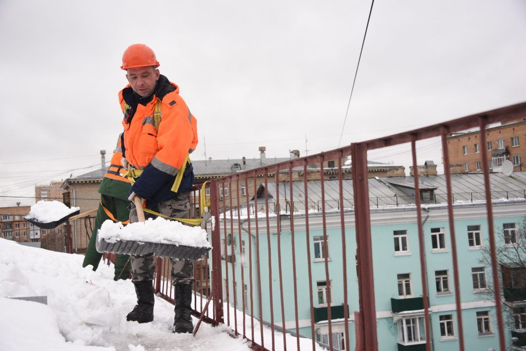 За минувшие сутки с улиц Центрального округа вывезено 30 тысяч кубометров снега