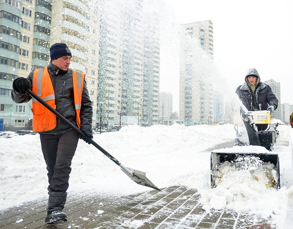Столичные коммунальщики приступили к уборке снега. Фото: архив, «Вечерняя Москва»