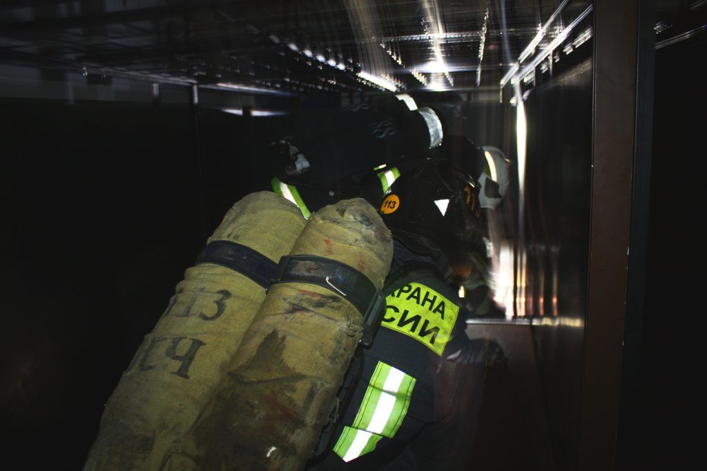 Тренировки пожарных в теплодымокамере