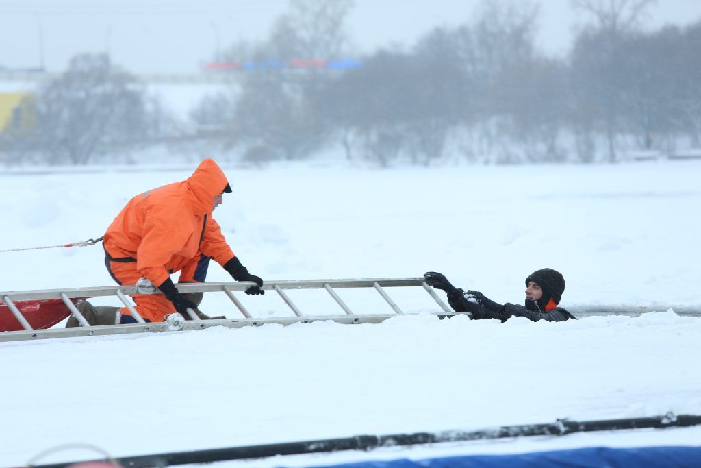 Спасателей перевели на усиленное дежурство из-за тонкого льда в Москве