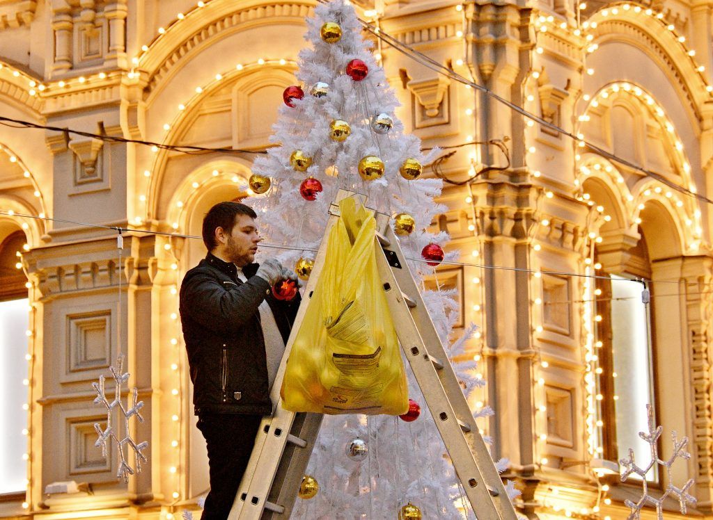 Москва начнет избавляться от новогоднего убранства с февраля