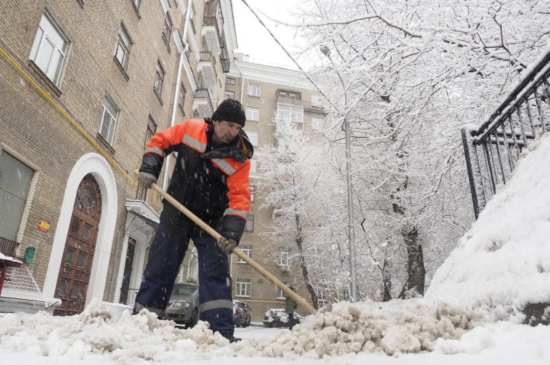 Вывоз мусора и уборку снега провели на улицах Мещанского района