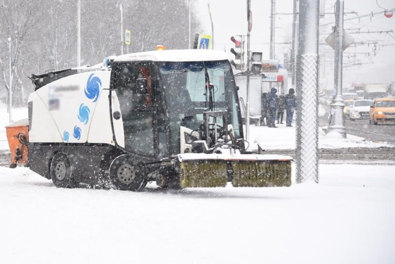 Техника для уборки снега готова к работе в Красносельском районе