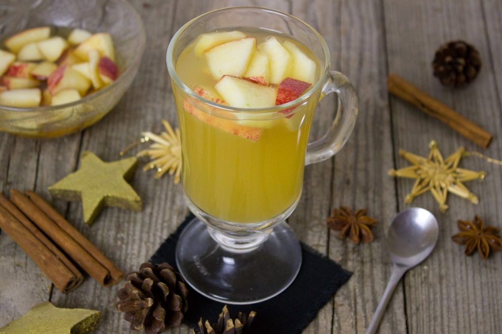 Горячий фруктовый коктейль подойдет к любому блюду новогоднего стола, будь то легкая закуска или же десерт. Фото: pixabay.com