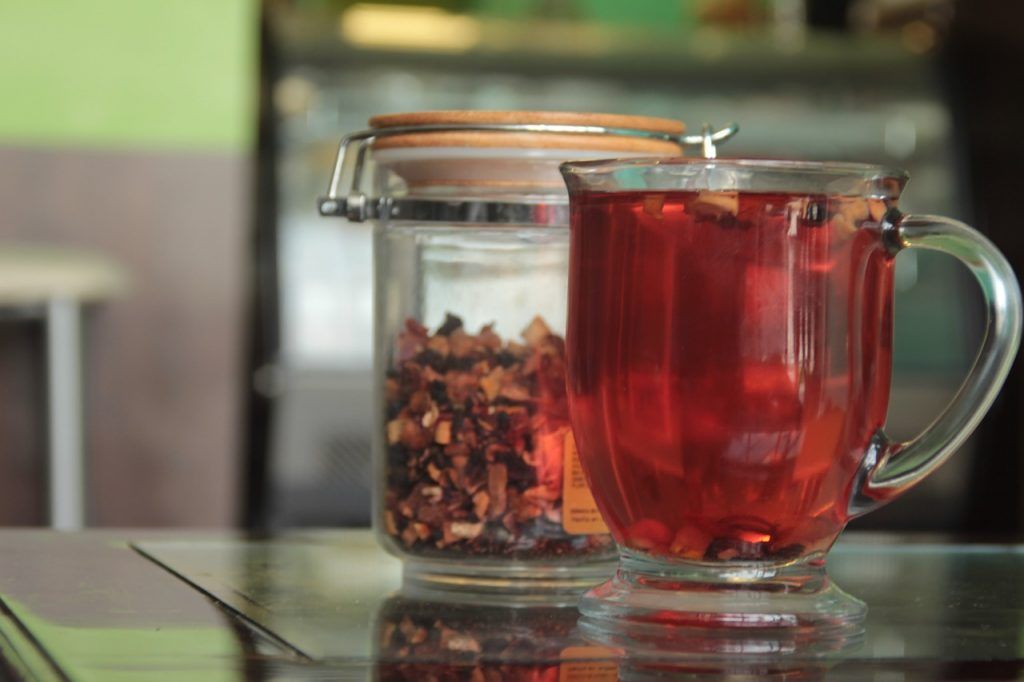 Насыщенный согревающий вкус красного чая станет приятным дополнением за непринужденной беседой в теплой семейной обстановке. Фото: pixabay.com