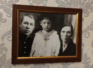 Фотография семьи Бухариных (слева направо) Иван, Геннадий, Павлина. Фото предоставила Людмила Романова